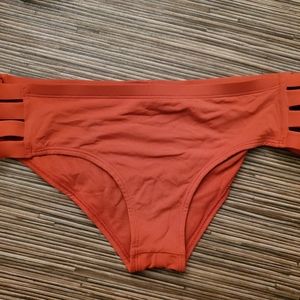 Eidon 
Rust orange 
Small
Bikini bottom